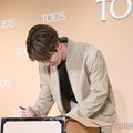 「トッズ」アンバサダー任命書にサインする渡辺翔太（C）モデルプレス