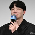 寝ているところが映画に映され照れ笑いを浮かべるRYUHEI（リュウヘイ）（C）モデルプレス