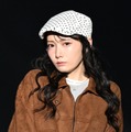 ≠ME鈴木瞳美、ブラウン×白コーデで美脚スラリ クールな表情に「いつもと雰囲気違う」「お人形さんみたい」の声【TGCあいち・なごや2026】 画像