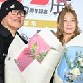 「放送30周年記念 TVアニメ『名探偵コナン展』」開催記念セレモニーに出席した青山剛昌氏、倉木麻衣（C）モデルプレス