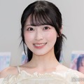 AKB48佐藤綺星、ミニスカ制服姿×おさげ髪ショットが話題「似合いすぎ」「絶対クラスのマドンナ」 画像
