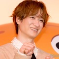 玉森裕太のぴったりそばにサインを書いた宮田俊哉（C）モデルプレス