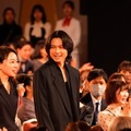 塚原あゆ子氏、松村北斗（C）日本アカデミー協会