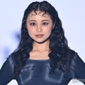林芽亜里、美脚際立つミニ丈ボトムス身にまとい堂々ランウェイ 印象ガラリのウェービーヘアで新境地【TGC2026 S/S】 画像