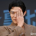 イベントに登壇した鈴木亮平（C）モデルプレス