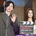 映画のお供はアイスコーヒー（ブラック）の道枝駿佑とザ・ポップコーン＆チュロスの生見愛瑠（C）モデルプレス