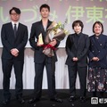 「モデルプレスベストドラマアワード」授賞式に登壇した伊東祥宏監督、竹内涼真、杉田彩佳プロデューサー、丸山いづみプロデューサー（C）モデルプレス