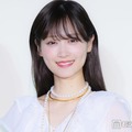 山下美月、美脚透ける純白ワンピ姿で登場 フレグランスを贈りたい相手は？ 画像