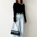 黒トップス×淡いデニム。定番コーデをオシャレ感を出しているのはアシンメトリーな襟元【40代の毎日コーデ】 画像