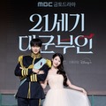「21世紀の大君夫人」最も視聴された韓国ドラマに！「眼福カップル」IU×ビョン・ウソクのインタビュー＆吹替え版予告編到着 画像