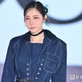 ファーストサマーウイカ、青髪チラリ個性派ヘア姿 スリットからのぞく美脚に「カッコいい」「SEXY」の声【ガルアワ2026SS】 画像