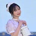 AKB48小栗有以、胸元リボンがキュートな華やかワンピ着こなし お団子ヘア×シュシュで甘さ全開【ガルアワ2026SS】 画像