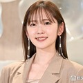 鈴木愛理、美脚際立つアシンメトリースカート姿に熱視線「脚長すぎて二度見」「顔の小ささに驚き」 画像