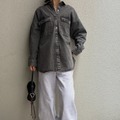今、頼れる【デニムシャツジャケット】。グレーカラーなら、大人っぽさとカジュアル感を兼ね備えた雰囲気に【40代の毎日コーデ】 画像