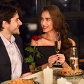 お育ちがバレます。レストランで「バッグ」はどこに置くのが正解？ 知っておきたいテーブルマナーの基本【GWベストセレクション】 画像