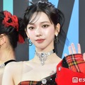 aespaカリナ、ほっそり美脚輝くモノトーンコーデに熱視線「美しさが異次元」「メットガラ出るのかな？」 画像