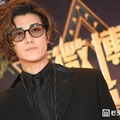 赤西仁、若かりし頃の父を初顔出し「鼻と輪郭がそっくり」「めちゃくちゃモテそう」と反響続々 画像