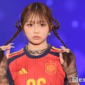 辻ちゃん長女・希空、サッカーユニ×デニムミニスカで美脚スラリ「三つ編みヘアが可愛すぎる」「さすがの着こなし」と反響【サツコレ2026S/S】 画像