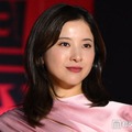 吉高由里子、淡いピンクのドレス姿で登場（C）モデルプレス