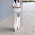 白の【ユニクロ】タックワイドパンツで魅せる、洗練された大人のオールホワイト【40代の毎日コーデ】