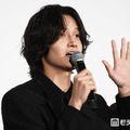 ナチュラルに女子会トークに混ざっていた佐野晶哉（C）モデルプレス