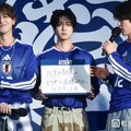 （右から）「ルキの部屋」でワールドカップを楽しみたい河野純喜、フリップを持つ係の佐野雄大、一旦河野の説明を聞く白岩瑠姫（C）モデルプレス（C）モデルプレス