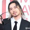 【MAJ2026】藤井 風、サングラス外し色気放出 レッドカーペット軽快に闊歩 画像