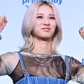 ビンゴクイズに成功しガッツポーズをするMOMOKA／HANA（C）モデルプレス