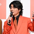 “レチスパ”カラーのオレンジスーツで登場した森本慎太郎「高岸さんではないですよ！」（C）モデルプレス