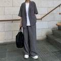 シックなトーンで上品に魅せる。人気インフルエンサーに学ぶハンサムモノトーンな初夏コーデ