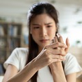 「私の更年期は人より軽い」と思っていたのに。59歳で介護と引っ越しが終わり落ち着いたとたん手足に激痛が！【100人の更年期・リバイバル】 画像
