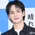 “岡山デニム”姿で登場した豆原一成（C）モデルプレス
