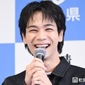 メンバーからの差し入れエピソードを嬉しそうに話す豆原一成（C）モデルプレス