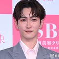 Snow ManのYouTubeを観ながら食事をしている渡辺翔太（C）モデルプレス