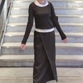 白をのぞかせて奥行きアップ。スタイリッシュ感あふれるタイトシルエットの黒の着こなし【40代の毎日コーデ】