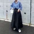 大人世代が圧倒的に使いやすい【ブルーストライプシャツ】。×黒スカートで軽やかに仕上げた爽やかリラックス【40代の毎日コーデ】 画像