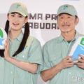 （左から）八木莉可子、吉田鋼太郎（C）モデルプレス