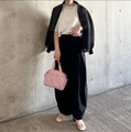 ピンクのバッグをアクセントに。モノトーンに華やかさを添える大人の小物使い【40代の毎日コーデ】 画像