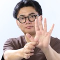 「薬指と小指の付け根から下」を押してみて！痛い人は「肝臓」にキテるかも？じゃ、ストレスMAXの人が痛い場所は⁉【SNSで「死ぬほど痛かった」とコメントが殺到したツボ4選】 画像