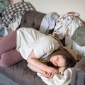 46歳、めまい、痛み、気分の落ち込み。でも生理が順調なら更年期じゃないよね…？ 5人の子を育てる53歳女性が、更年期だと気づくまでに4年かかった理由【100人の更年期・リバイバル】 画像