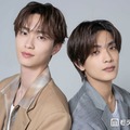 モデルプレスのインタビューに応じた高橋恭平（右）野村康太（左）（C）モデルプレス