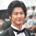 速水もこみち「いつもありがとう」妻・平山あやと肩を寄せ合う夫婦ショット公開「ずっとラブラブで素敵」「幸せオーラがすごい」と反響 画像