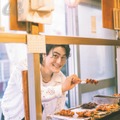 SixTONES森本慎太郎、名物商店街でほっこり食べ歩き 焼き鳥をもぐもぐ＆私服お買い上げする姿も 画像