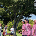打ちあがった行方を見上げる子供たち