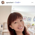 アグネス・チャン、スラリ美脚際立つデニムミニスカ姿公開「脚のライン綺麗」「スタイル抜群」と反響 画像