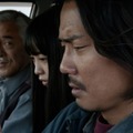 『見えない娘 THE INVISIBLES』画面を見つめる学と長女・風子（近藤華）、タクシー運転手の倉田（寺島進）