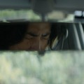 『見えない娘 THE INVISIBLES』ルームミラー越しの学の眉間アップ