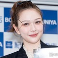 村重杏奈、美ボディ際立つ水着姿で川遊び満喫「透き通るような白い肌に目が釘付け」「重ね着コーデ可愛すぎる」の声 画像