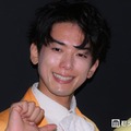 囲み取材に出席したじん（C）モデルプレス