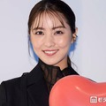 石川恋、オフショル姿でビール満喫 タンザニア旅行ショットに「彼女感すごい」「肩のラインが綺麗」の声 画像